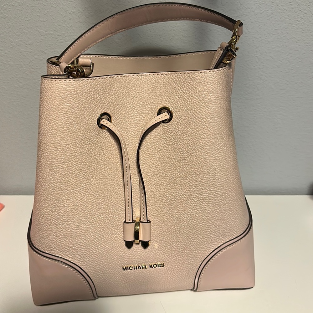 Large light pink Michael kors bucket bag. Excellent/near perfect authentic!